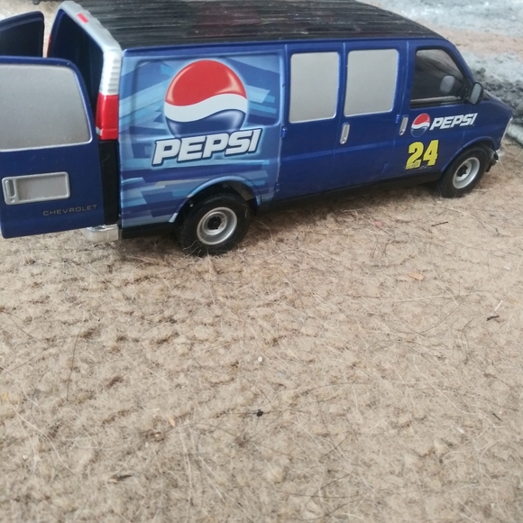 Jeff Gordon #24 car & Matching Pepsi Van - Picture 4 of 6